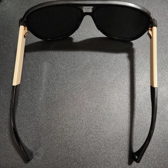 Gucci Black and Red Designer Sunglasses - Picture 6 of 10